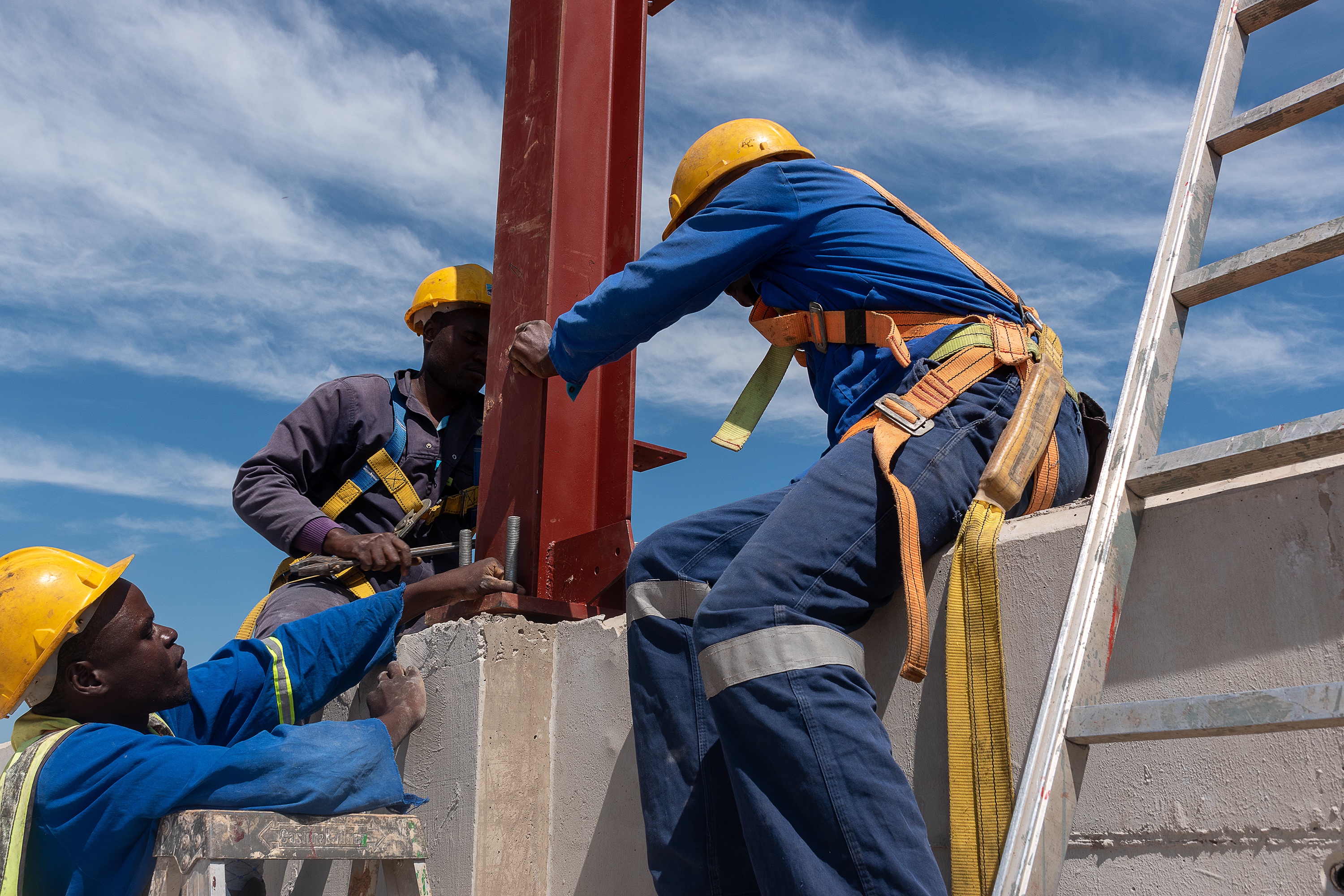 Staruts Construction team securing a steel column on site